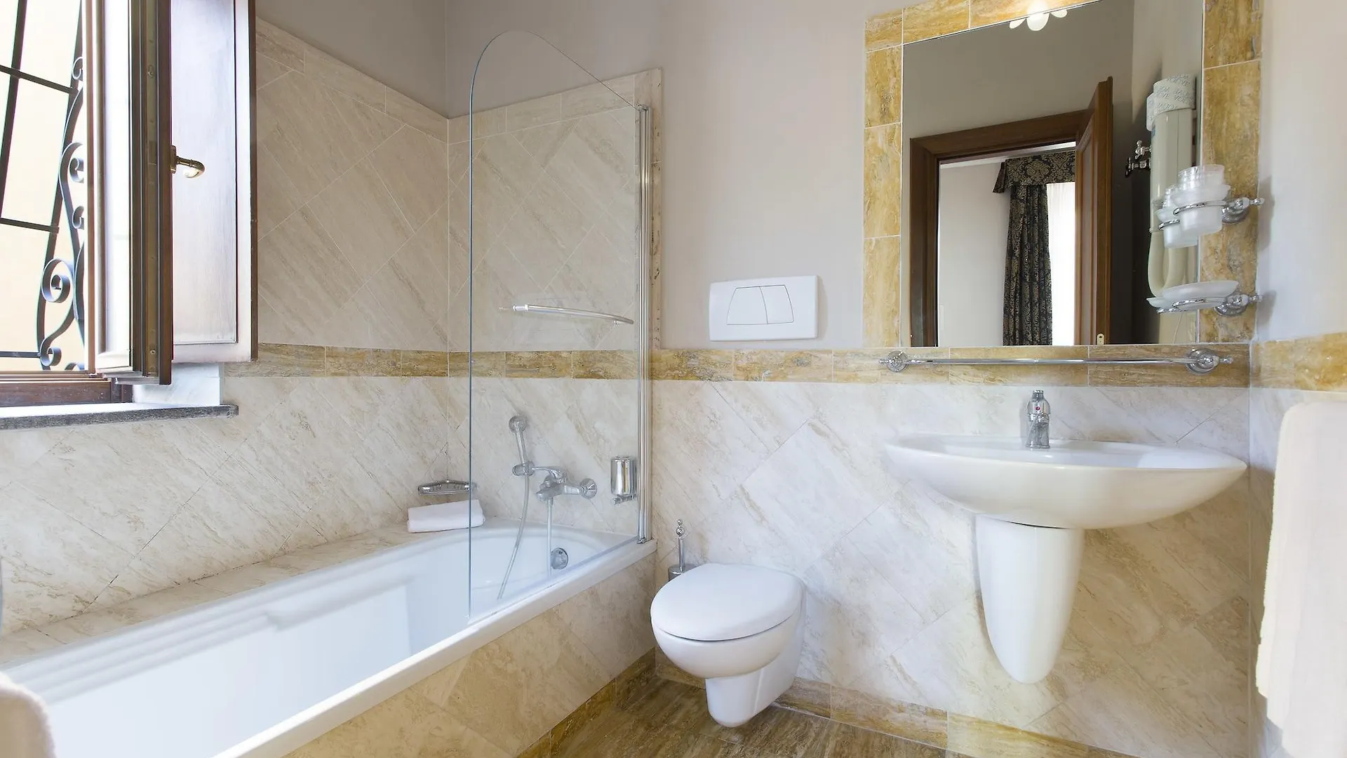 Hotel Teatro Pace Roma 3*,  Italia